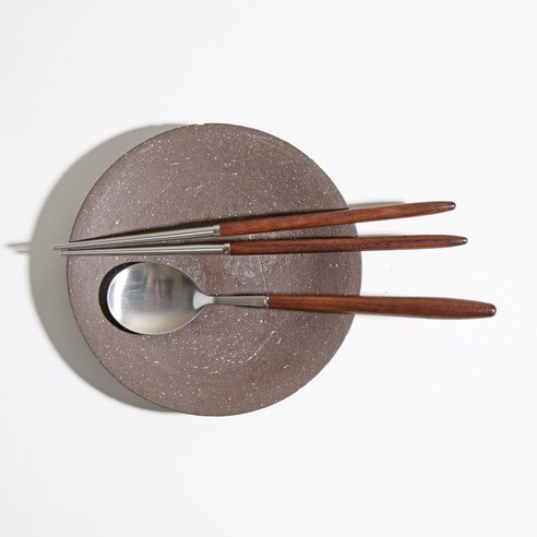 당신의 식탁에 따스함을 더하는 벨류세라믹 디니스 월넛 우드 커트러리