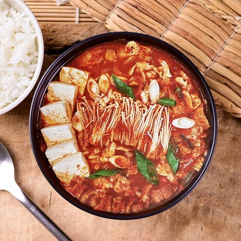 복돼지짜글이 밀키트는 한국 전통 음식인 짜글이를 간편하게 즐길 수 있는 제품입니다.