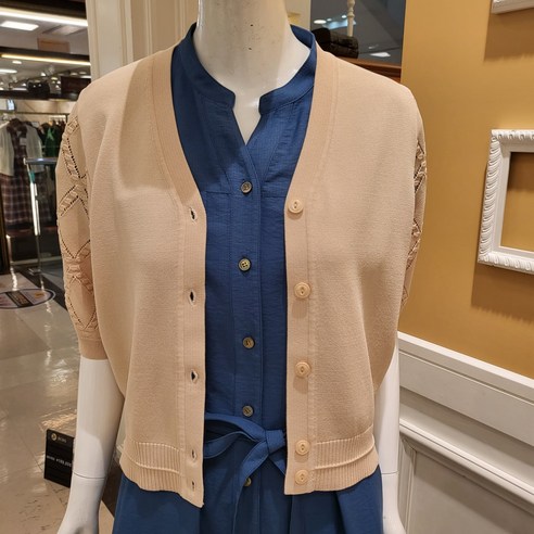 BCBG 비씨비지 여름23 텍스처 블록 V넥 가디건 B3B4K282