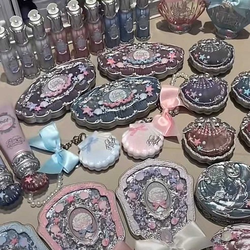 플라워노즈 쉘스쥬얼 아이섀도우 팔레트 하나로 매일 빛나는 눈매를 완성하세요.