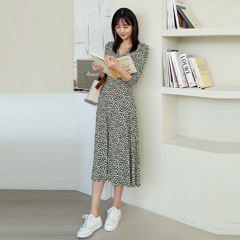 플로럴 프린트의 우아함과 편안함이 조화된 프롬코 여성 세이지 플라워 랩 원피스