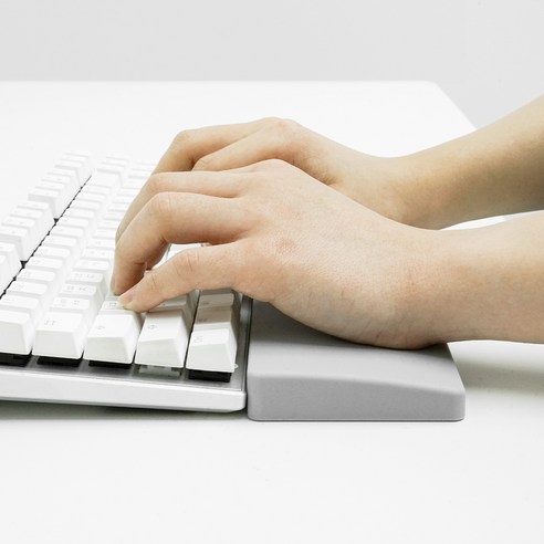 손목 통증 이제 안녕! 제닉스 타이탄 실리콘 팜레스트로 편안한 작업 환경을 만드세요.