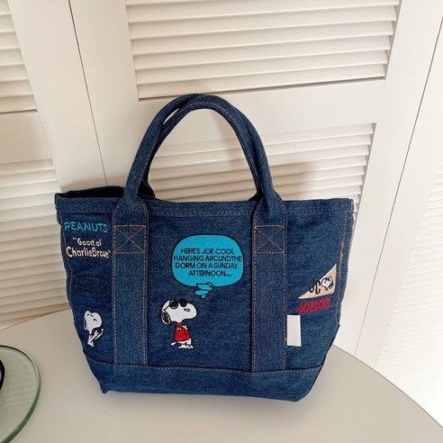 레트로한 데님 토트백에 사랑스러운 스누피 캐릭터 자수 장식