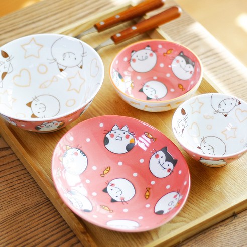 귀여운 냥냥이 캐릭터 디자인으로 고양이 애호가의 마음을 사로잡는 고품질 도자기 식기 세트