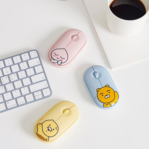 카카오프렌즈 데스크 키보드 마우스 장패드 발라당+카카오 무소음 무선 마우스는 매력적인 디자인과 우수한 기능을 갖춘 키보드와 마우스 패키지입니다.