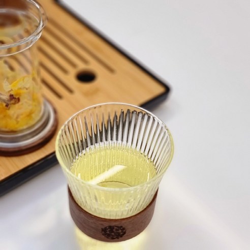 스타일리시하고 내구성 있는 투썬빌리지 우드탭 스트라이프 내열유리 찻잔으로 집에서 카페 분위기의 음료를 즐기세요.