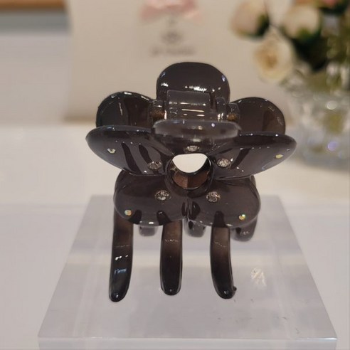 붉은 매혹과 행운을 담은 크로바 헤어핀