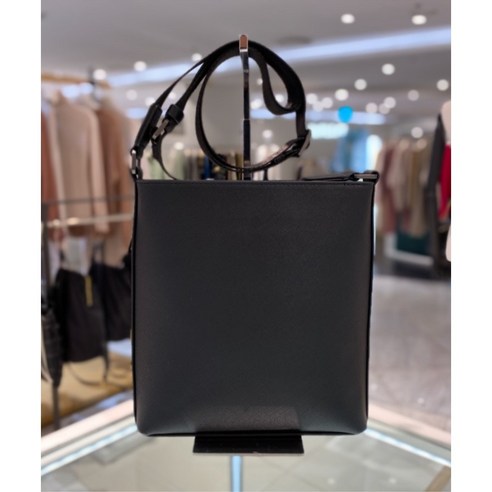 헤지스 체크 패턴 실버 로고 크로스백: 당신의 스타일을 완성하는 시간을 초월한 우아함