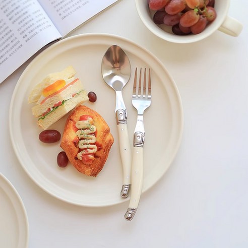 감성적인 테이블을 완성하는 9종 커트러리 세트: 특별한 식사를 위한 완벽한 선택