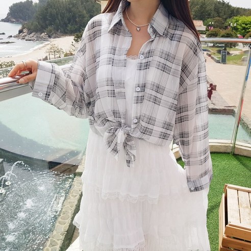 남성적인 스타일과 여성적인 매력이 조화로운 남방 박스핏 체크셔츠