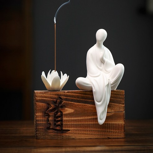 중국 백자 선 그림 집 거실 현관 골동품 선반 가구 골동품 세라믹 불상 불상 장식품, 매달린 옷, 작은 스님(의식 부처 받침대)