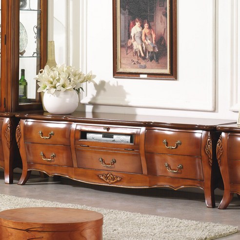 시간을 초월하는 아름다움, 더리체 엔틱 가구로 완성하는 품격 있는 공간