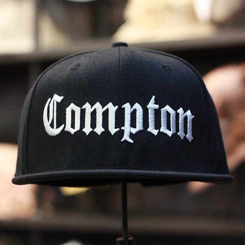 트레펠로 컴튼 컬렉션 스냅백은 캐주얼한 스타일의 사계절용 모자로, 할인된 가격으로 인기가 많습니다.