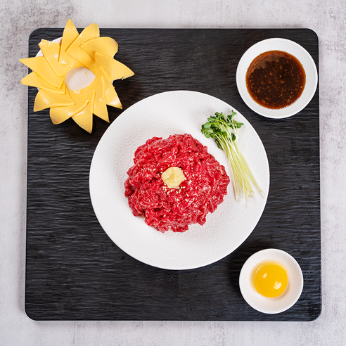 신선한 한우 육회의 맛과 질감을 합리적인 가격으로 경험하세요.