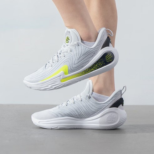 농구 코트를 지배하는 우아한 그림자, 언더아머 커리 12 그레이