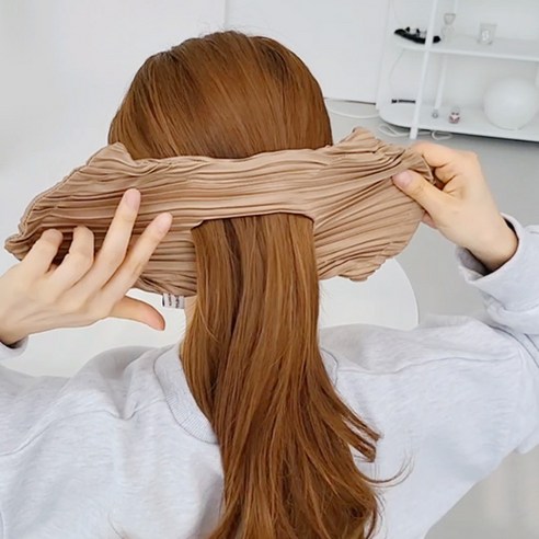 우아함과 편리함을 한 번에, 수앤수 플리츠 주름 올림머리 당고밴드: 핑크빛 설렘을 더하다 당고머리