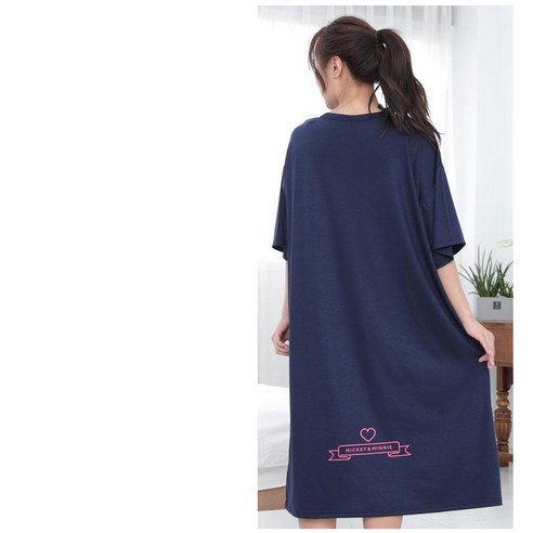 편안하고 스타일리시한 여름용 홈웨어로 미키 마우스 캐릭터를 즐기세요.