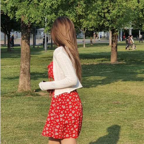 여성의 섬세함을 드러내는 플라워 무늬와 편안한 입착감의 라비앙 여성 잔꽃 끈 미니 원피스