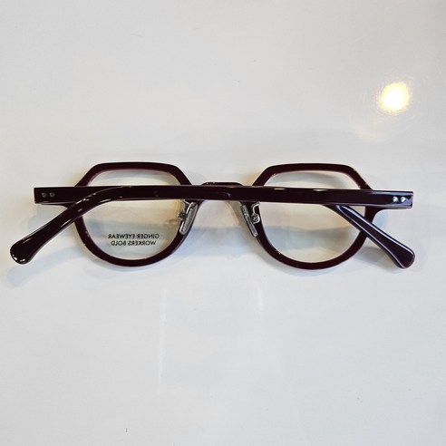 시간을 초월하는 매력, 진저아이웨어 LOVER BOLD로 당신의 개성을 완성하세요.