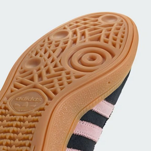 블랙핑크의 스타일과 아디다스의 품질이 조화된 아디다스 핸드볼 스페지알 블랙핑크