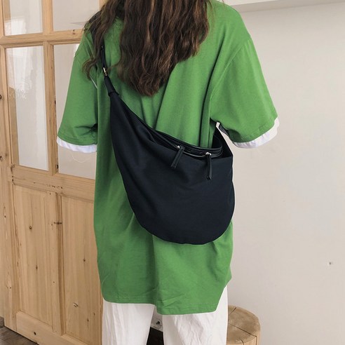 러브앤시티 베리니 하프문 크로스 숄더백