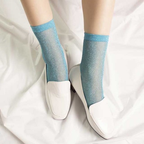 시원함과 스타일을 동시에! 여름을 위한 시스루 글리터 양말
