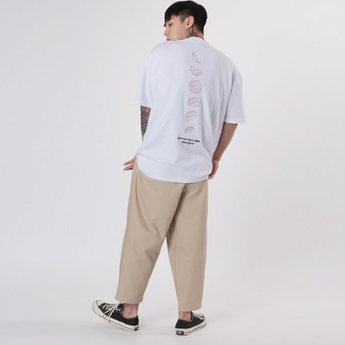 세련된 여름 스타일을 완성하는 베럴댄나우 남자 문라이트 자수 오버핏 반팔티셔츠