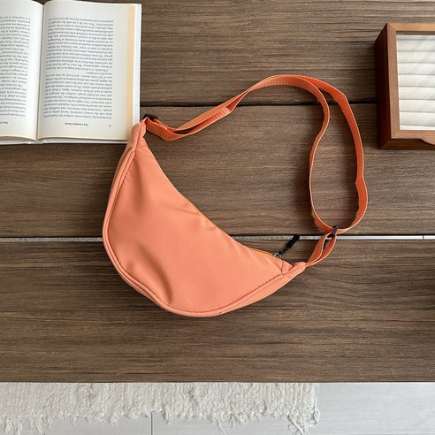 세련되고 기능적인 벨띠에르 미니 반달 크로스백