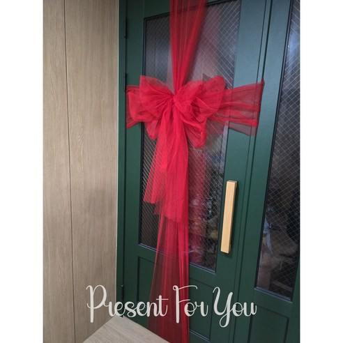 공간을 드라마틱하게 변화시키는 웅장한 대형 망사 리본