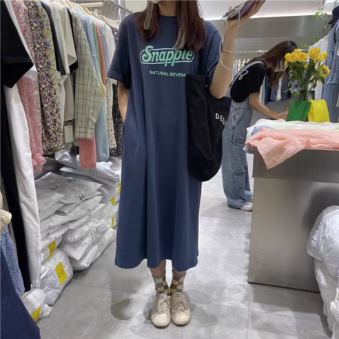 편안하면서도 우아한 스타일을 연출할 수 있는 스냅래터 여성 반팔 롱 원피스