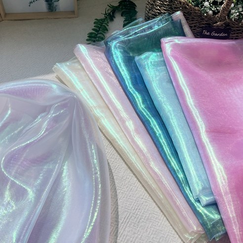 빛을 담은 섬세한 아름다움, 홀로그램 오간자 원단으로 꿈을 짓다