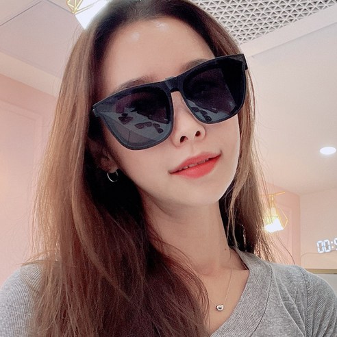 편안한 착용감과 편광 기능을 갖춘 실용적인 선글라스 세트