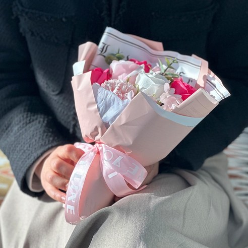 우아한 비누꽃과 세련된 쇼핑백으로 구성된 완벽한 선물
