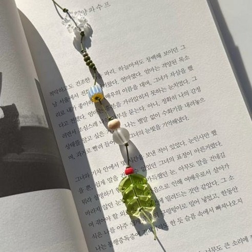 독서의 즐거움을 더하는 겨울 비즈 끈갈피