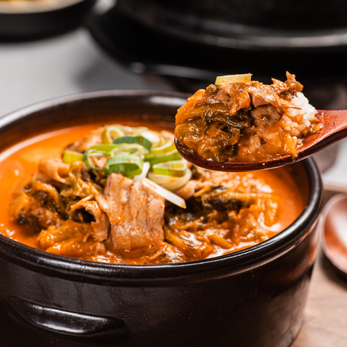맛있고 영양가 있는 얼큰소고기해장국으로 피로를 푸세요.