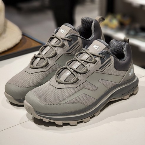 가벼움과 편안함이 어우러진 고성능 트레킹화