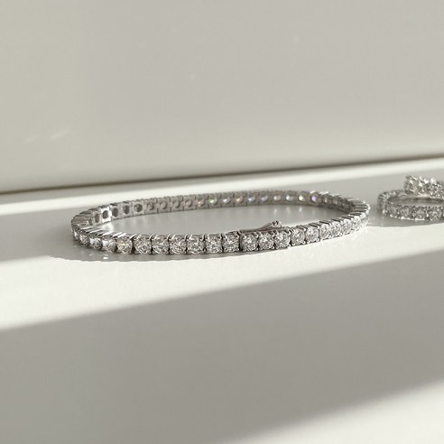 우아함과 품격을 더하는 실버 테니스팔찌