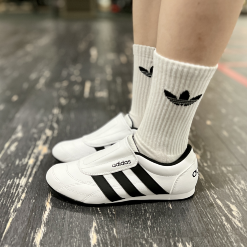 구름 위를 걷는 듯한 편안함, 아디다스 TEKW