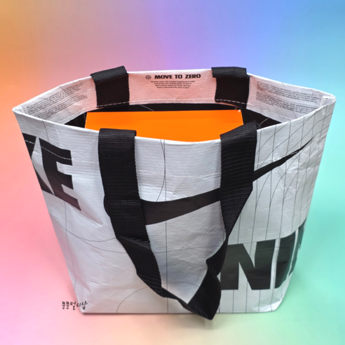 스타일과 실용성을 겸비한 나이키 리유저블 백으로 짐 걱정 끝!