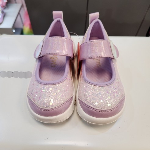 아이 발 건강과 스타일을 책임지는 로엠걸즈 8층 쿠션 운동화