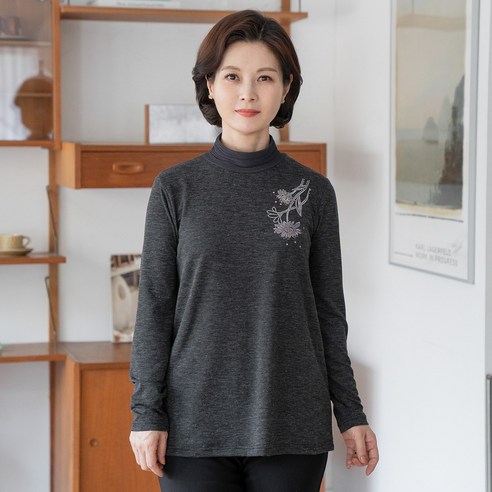 엄마들의 필수품, 마담4060의 세련된 폴라티 티셔츠