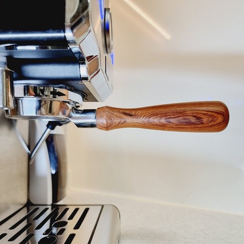 바텀리스 포터필터로 채널링을 방지하고 커피의 진정한 맛을 끌어내세요.