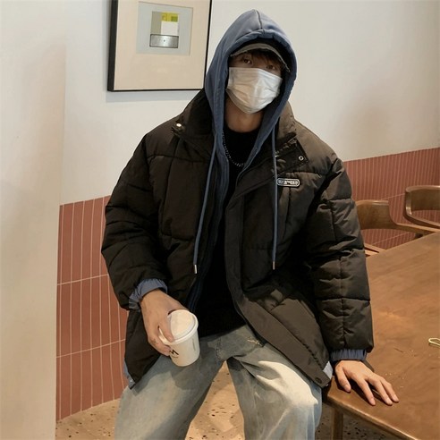 남성용 패딩 코트로 편안한 착용감과 고급스러운 베이지색상의 매력적인 제품