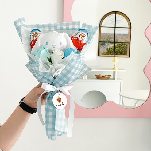 기쁨과 향기가 한자리에 담긴 산리오 킨더조이 꽃다발 쇼핑백 세트