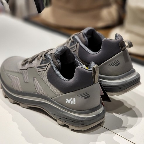 가벼움과 편안함이 어우러진 고성능 트레킹화