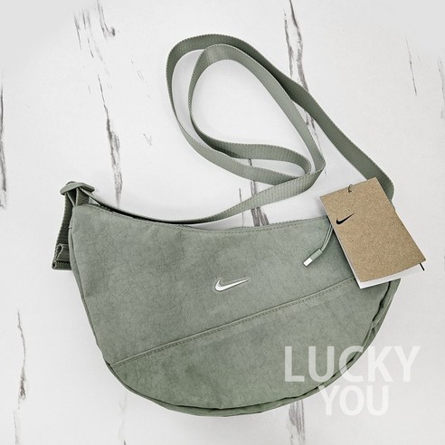 당신의 아름다움을 빛내는 순간, 나이키 아우라 크레센트 바디백과 함께