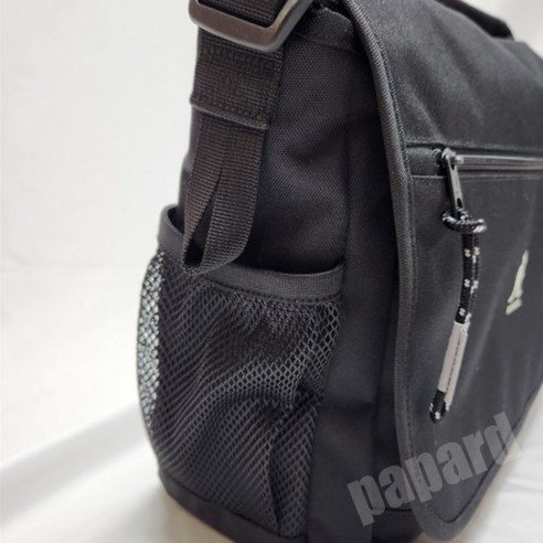 세련된 디자인과 실용성을 겸비한 어린이 메신저백