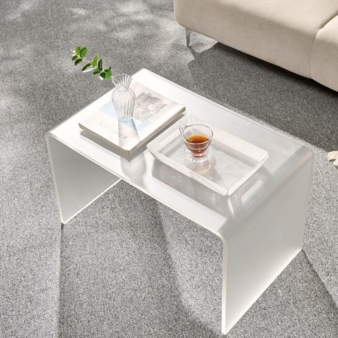 투명한 아크릴로 디자인과 실용성을 갖춘 거실 테이블
