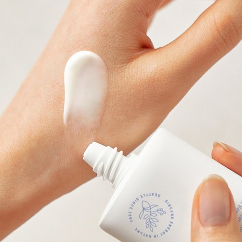 끈적임 없이 촉촉한 피부를 위한 저자극 데일리 선 에센스