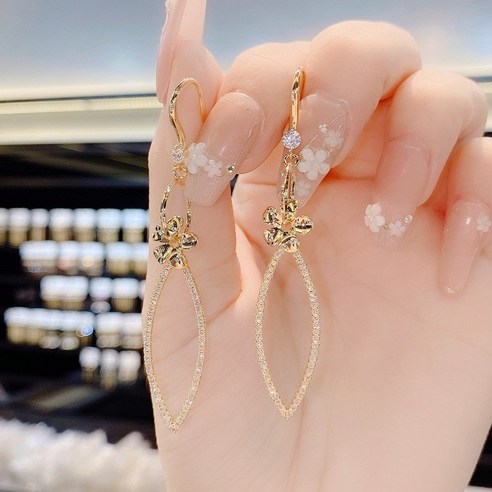 KORELAN 틱톡 같은 개성의 심플한 디자인 뉴 메탈 지르코니아 다이아몬드 귀걸이 여성 귀걸이 액세서리